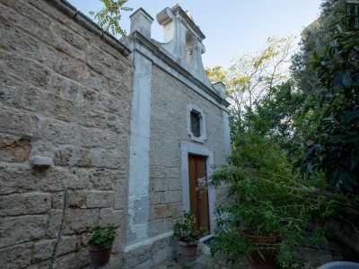 Ed eccoci davanti alla prima vera tappa della nostra visita: la settecentesca chiesetta dedicata a San Gaetano, situata a uno degli angoli della masseria